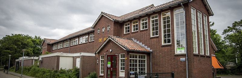 Voormalig schoolgebouw P.C. basisschool Prinses Beatrix Staatsliedenbuurt anno 1952, foto Alkmaar Centraal